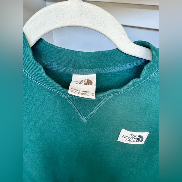 Women’s The North Face forest green crewneck sweater - Picture 3 of 4